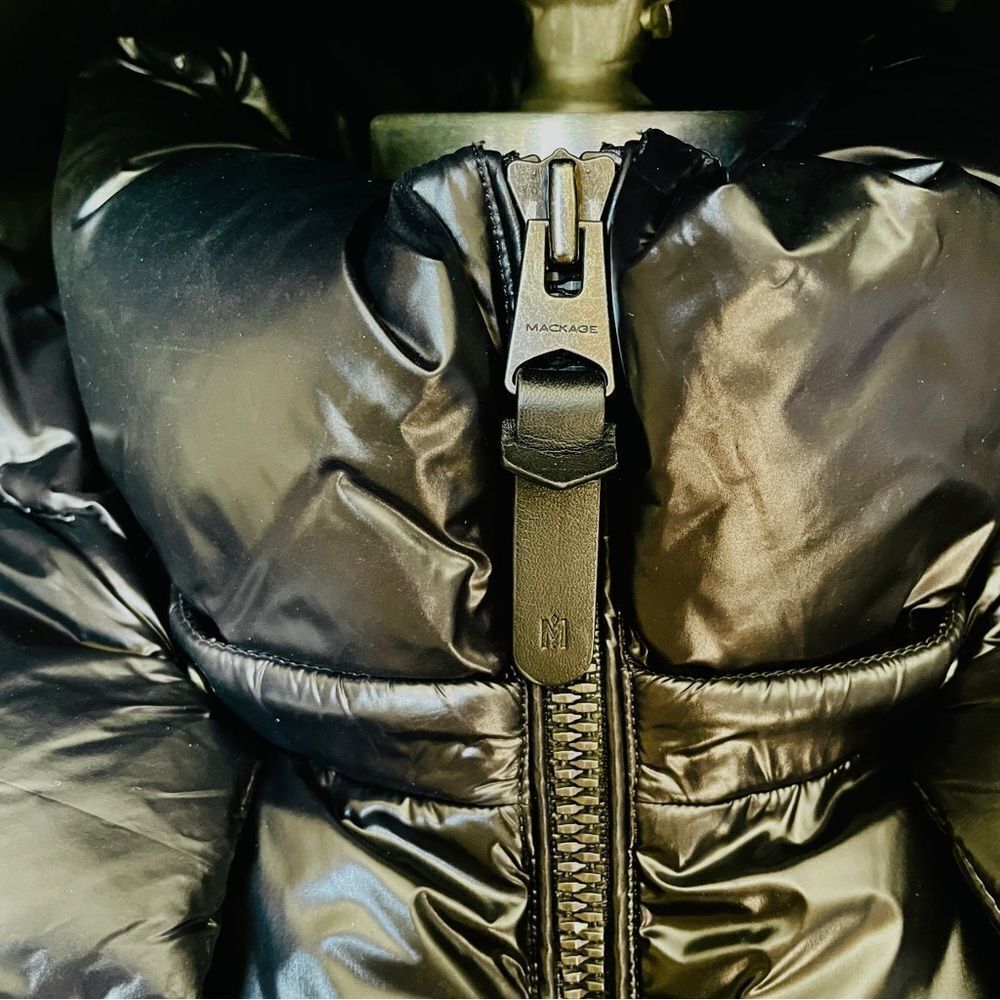 ♥️ Mackage
Madalyn Lustrous Light Down Jacket with Hood Large BLACK - Picture 9 of 16